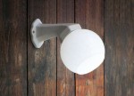Настенный светильник-бра Куаранта (Альдо Бернарди, Италия), из белой керамики, со сферическим плафоном из молочно-белого стекла