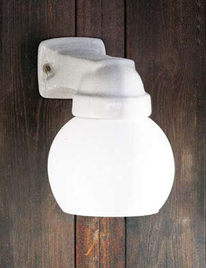 Настенный светильник-бра Куаранта (Альдо Бернарди, Италия), из белой керамики, с плафоном из молочно-белого стекла