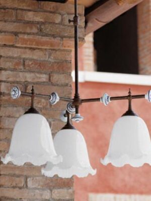 Подвесной светильник Каракои (Альдо Бернарди, Италия), с тремя плафонами из молочно-белого стекла