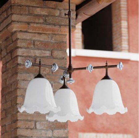 Подвесной светильник Каракои (Альдо Бернарди, Италия), с тремя плафонами из молочно-белого стекла