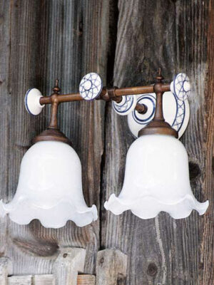 Настенный светильник Каракои (Альдо Бернарди, Италия), с двумя плафонами из молочно-белого стекла