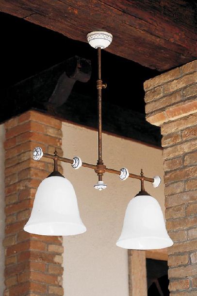 Подвесной светильник Каракои (Альдо Бернарди, Италия), с двумя стеклянными плафонами из молочно-белого стекла