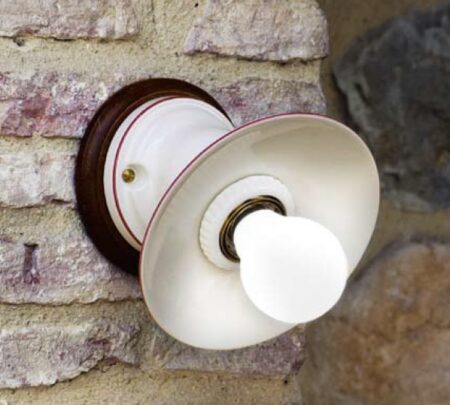 Настенный светильник Исола (Альдо Бернарди, Италия), из белой керамики, с красной полоской